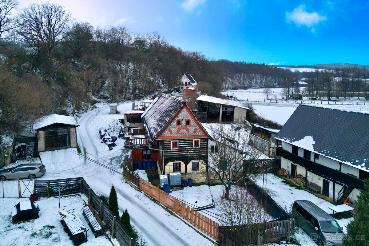 Rozmanitá usedlost s rozsáhlými pozemky 64 544 m² — Rochov u - 4