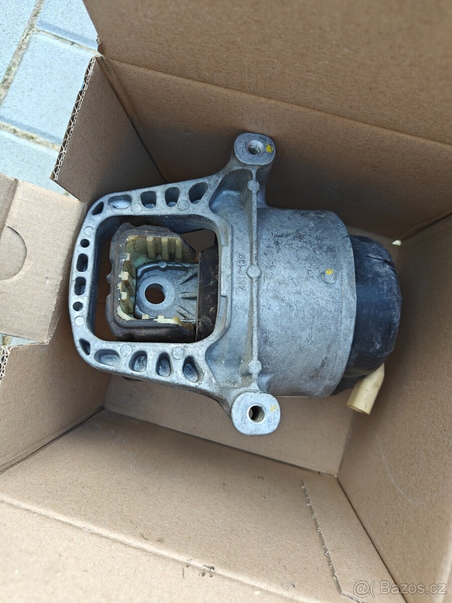 Zavěšení a uložení motoru 8W0199371CS - 4