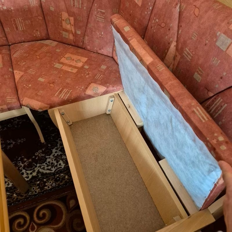 Rohová lavice, rozkládací jídelní stůl a 2 židle - 4