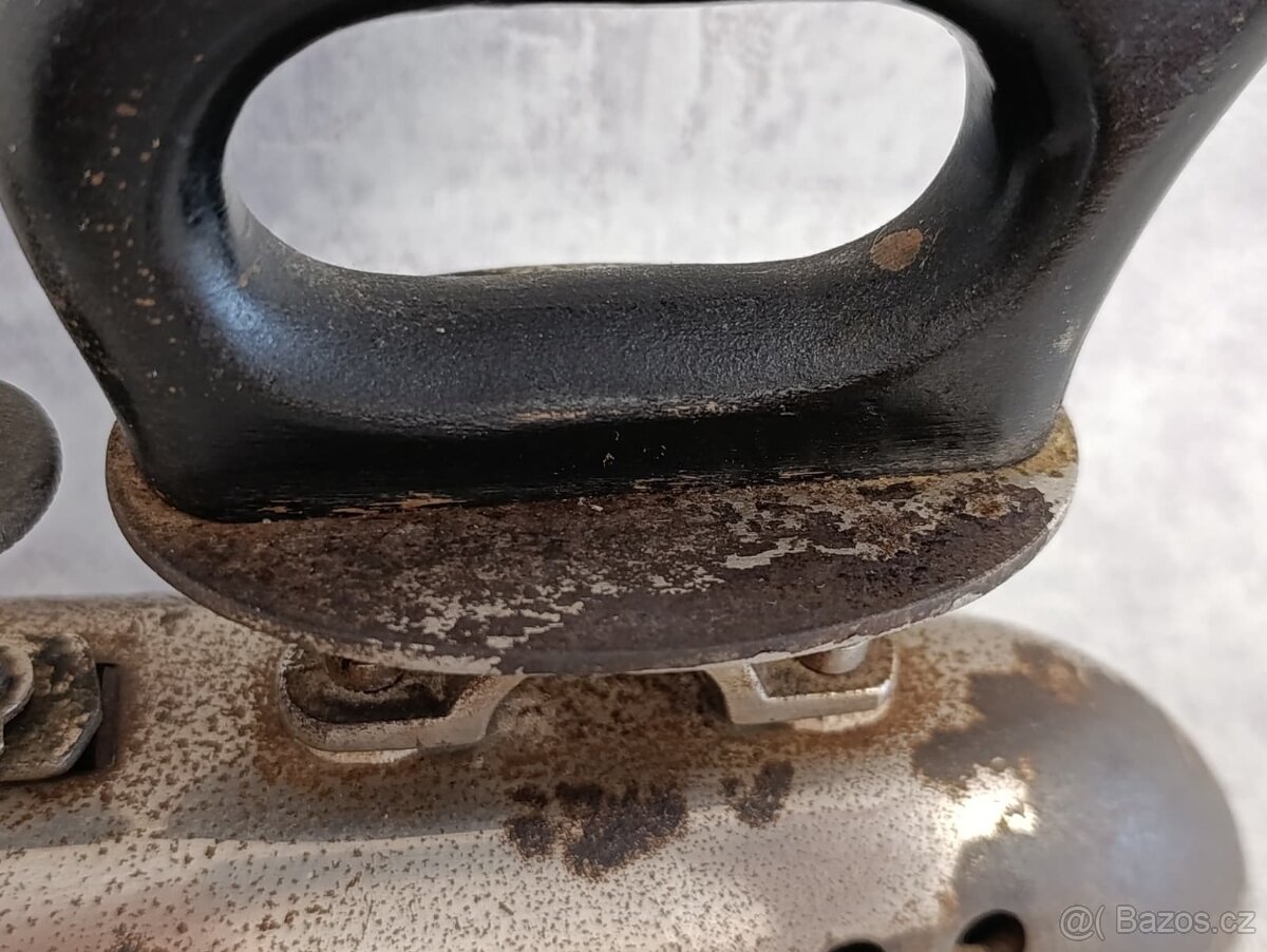 Velmi stará menší lihová žehlička OMEGA do sbírky, k dekorac - 4