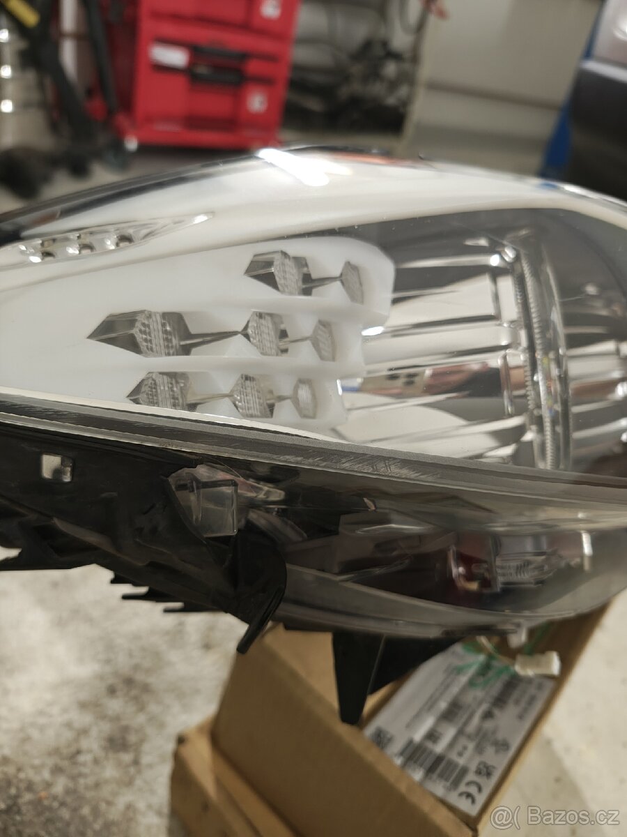 BMW F10, F11 pravý světlomet - 4