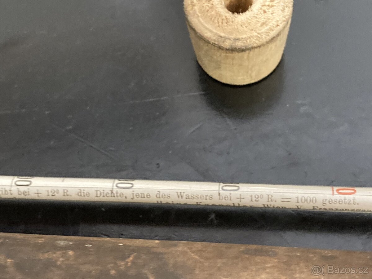 Stary hustomer v dřevěném obalu - 4