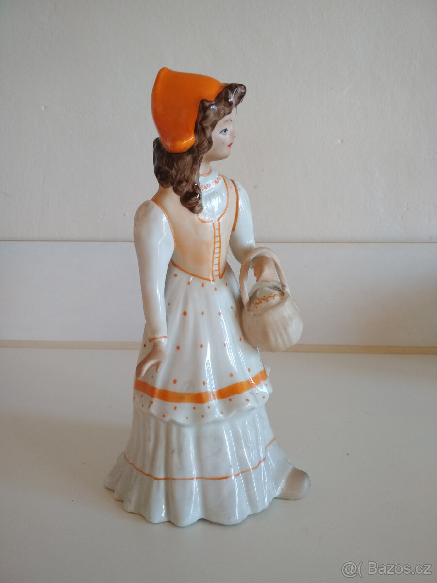 soška dívka s košíkem - 4