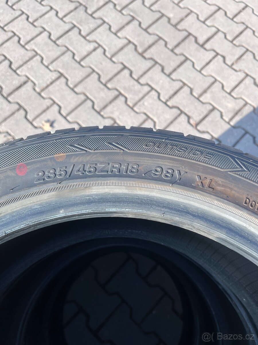Pneu 235/45 R18 - 4