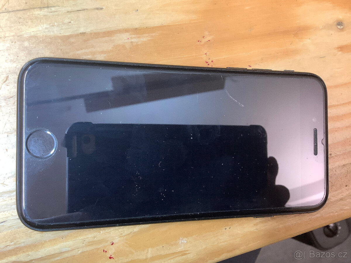Rok používaný Apple iPhone SE (2022) 64GB černý, 87% baterie - 4