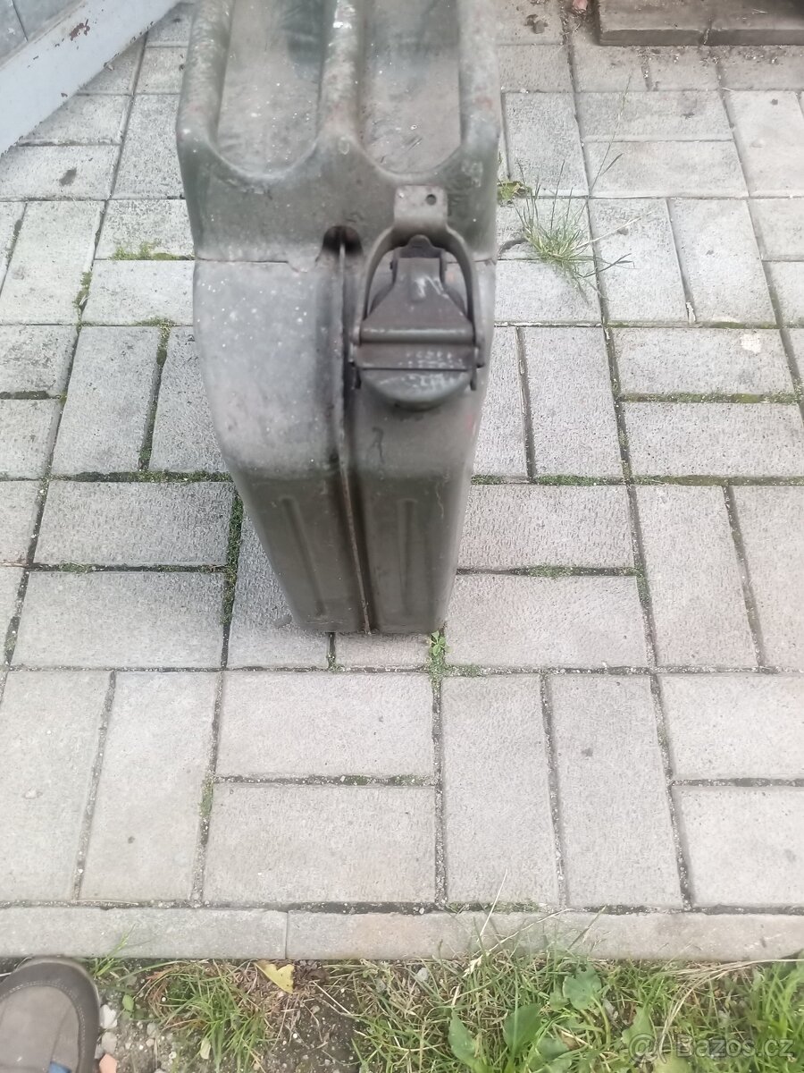 Kanystr vojenský plechový ČSSR z roku 1981 - 4