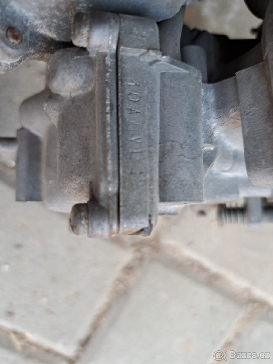 Karburatory a ostatni motorove dily Honda VF 400 - 4