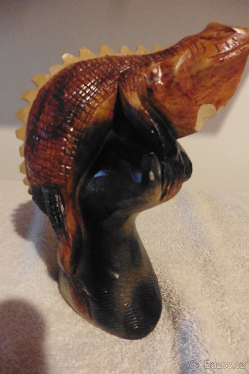 Kamenná soška ještěra - 4