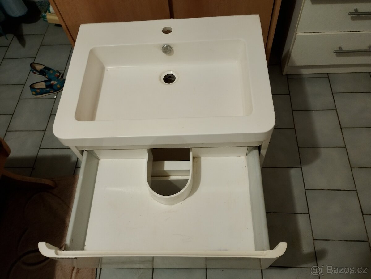 umyvadlo se skříňkama - 4