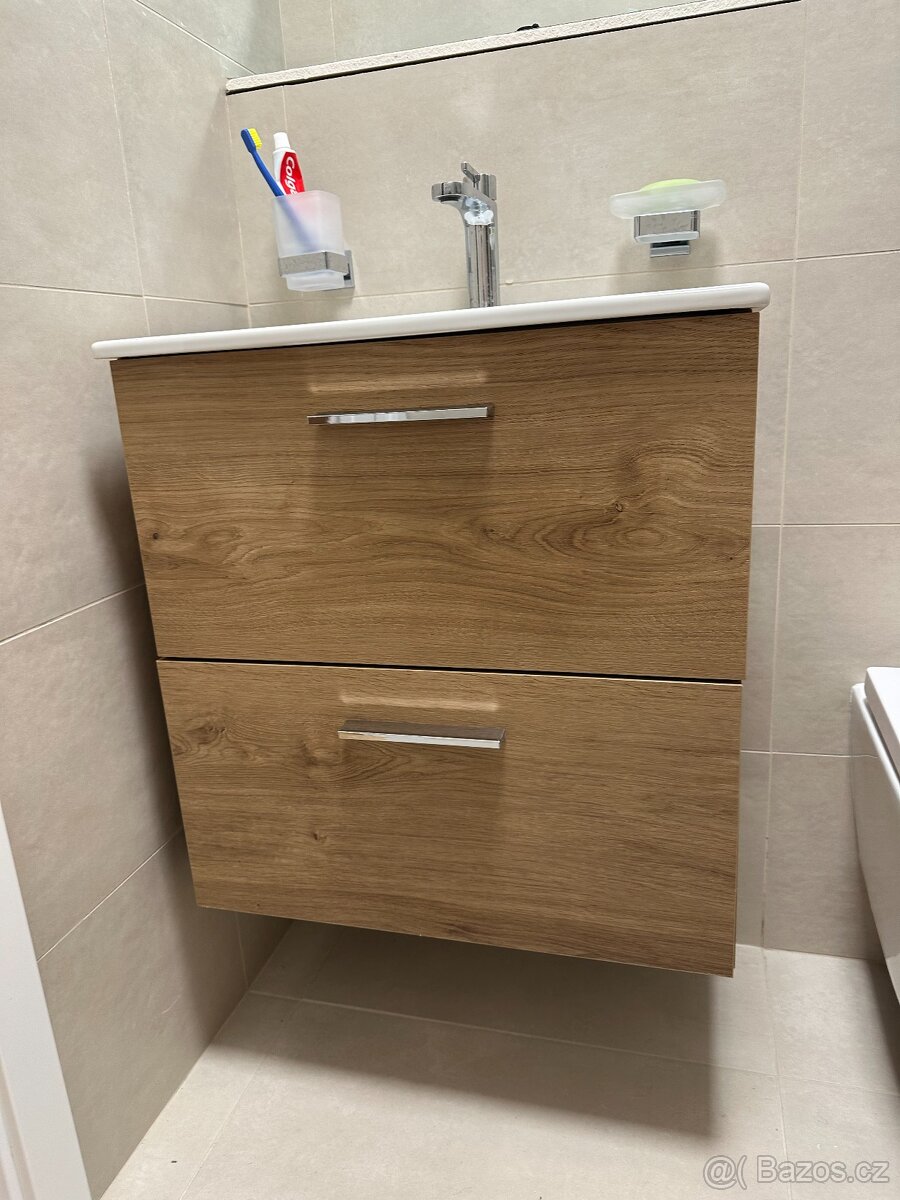 Koupelnová sestava s umyvadlem zrcadlem a osvětlením VitrA M - 4