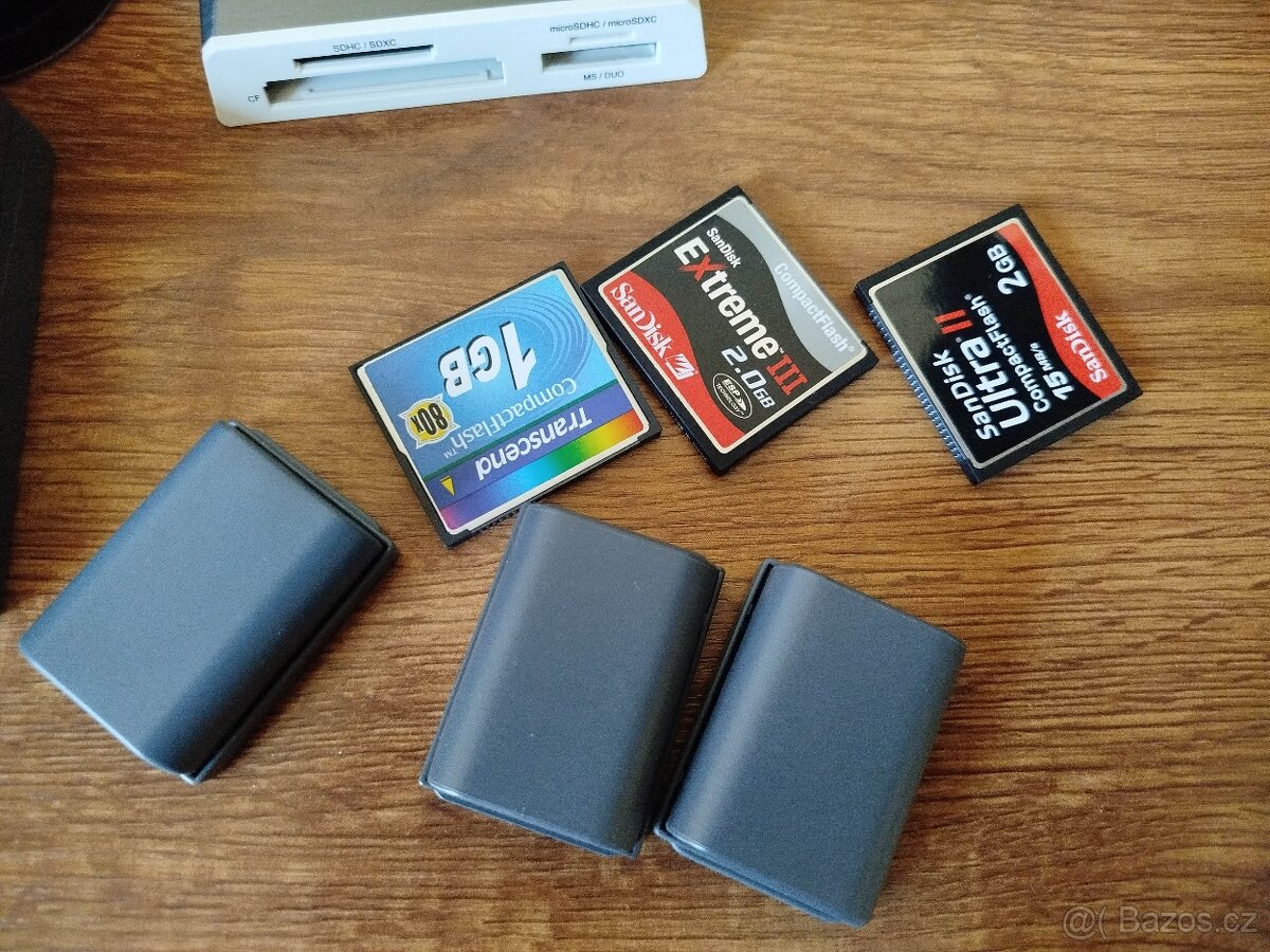 EOS350d s příslušenstvím a brašnou - 4