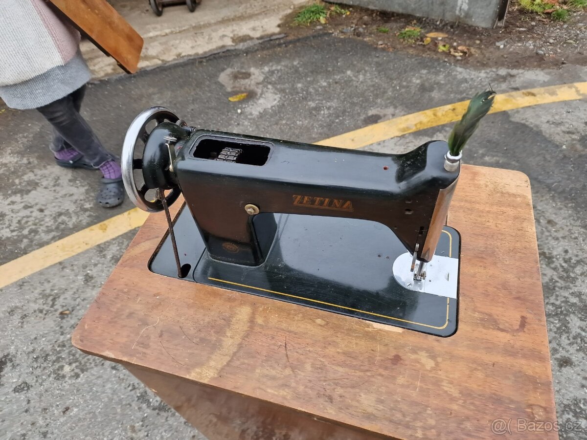 Mechanický šicí stroj skříňkový ZETINA - 4
