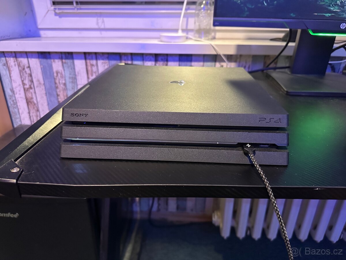 Prodám PlayStation 4 Pro (1TB) + ovladač + 3x hry - 4