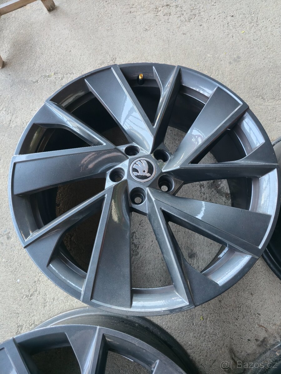 Prodám kola 5x112 R20 s pneu 235/45/20 - 4