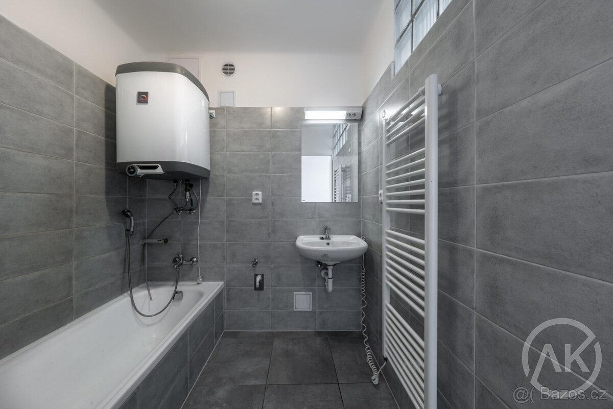 Pronájem nevybaveného bytu 2+1, ul. Heřmanická - 4