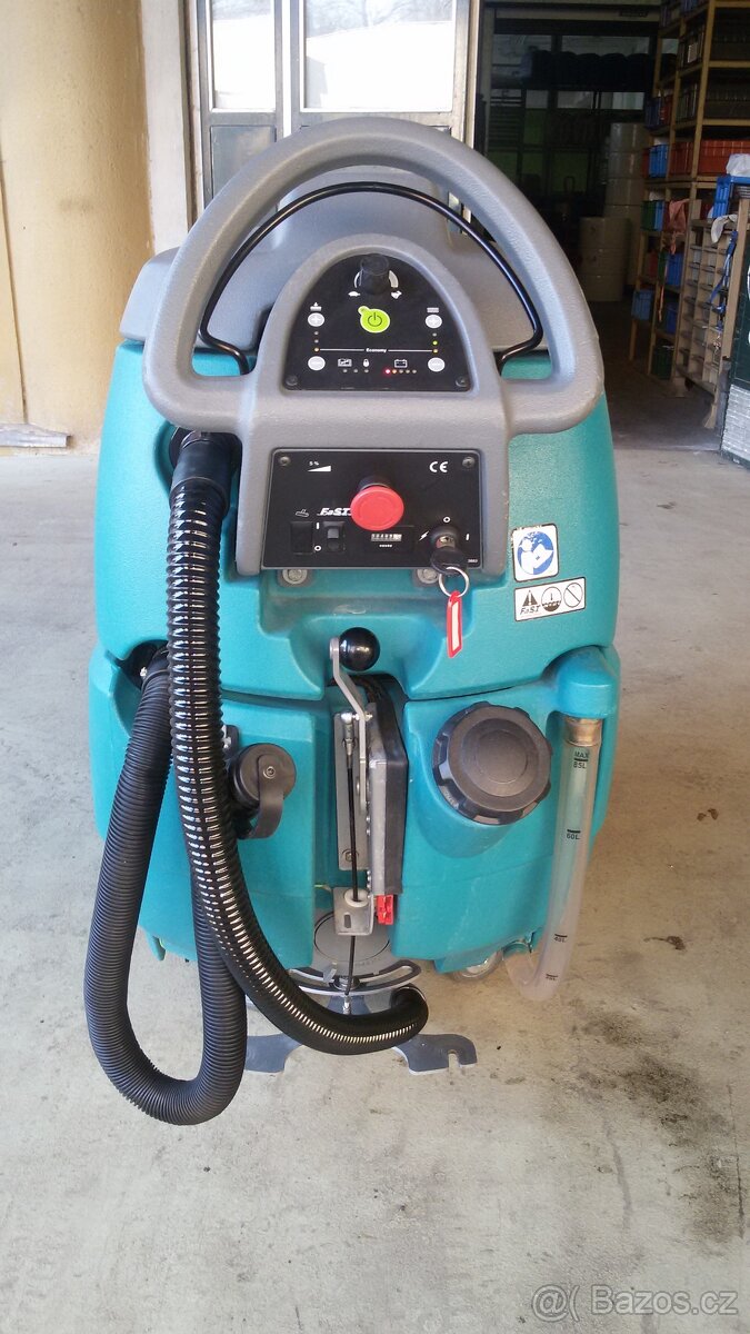 Podlahový mycí stroj Tennant T5 Disk 70 s vlastním pojezdem - 4