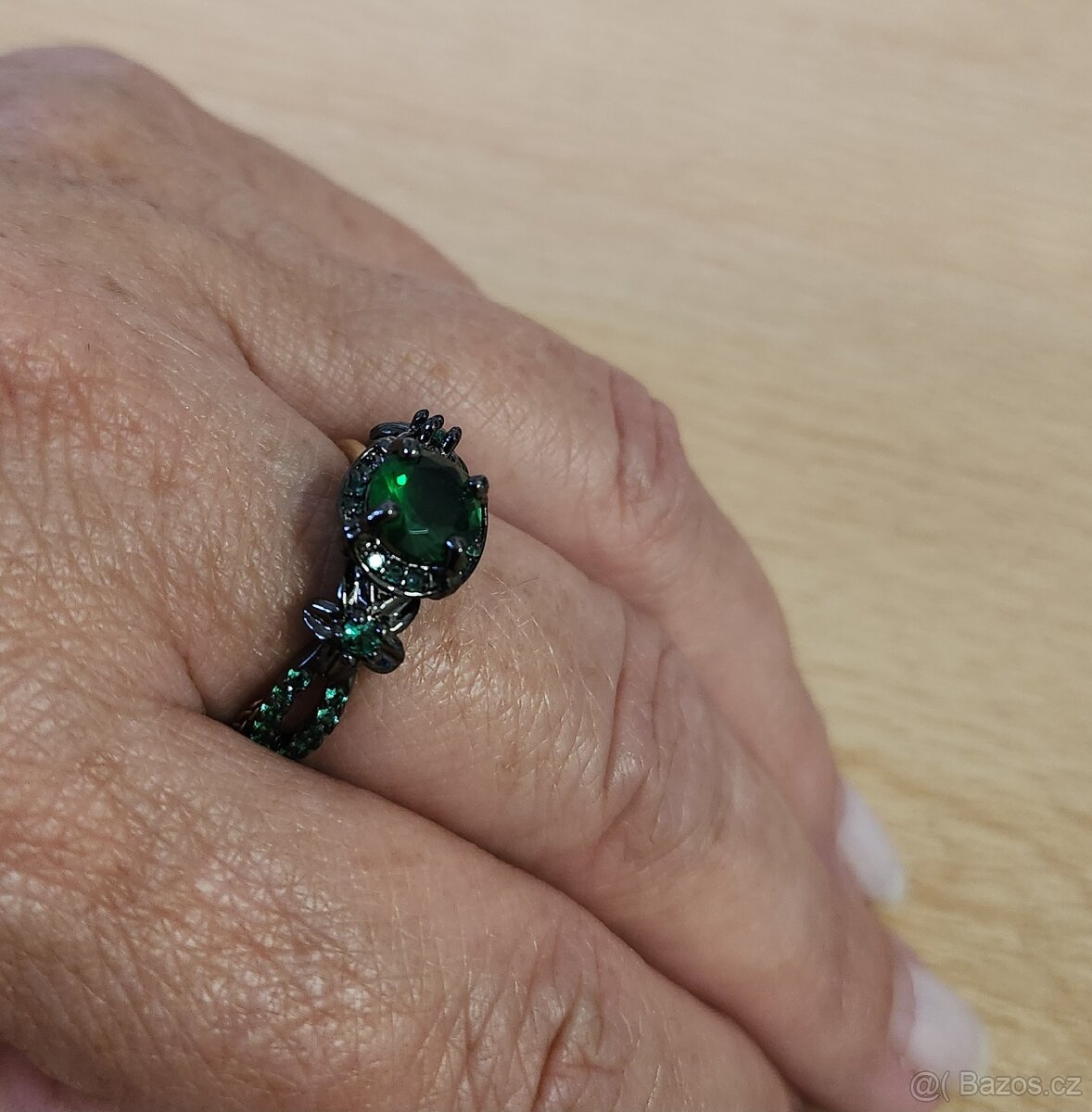 Nový černý prsten se zelenými kamínky - 4