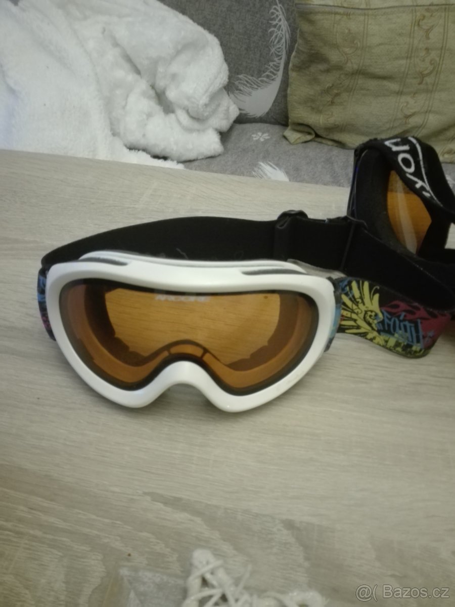 Lyžařská helmu a brýle - 4
