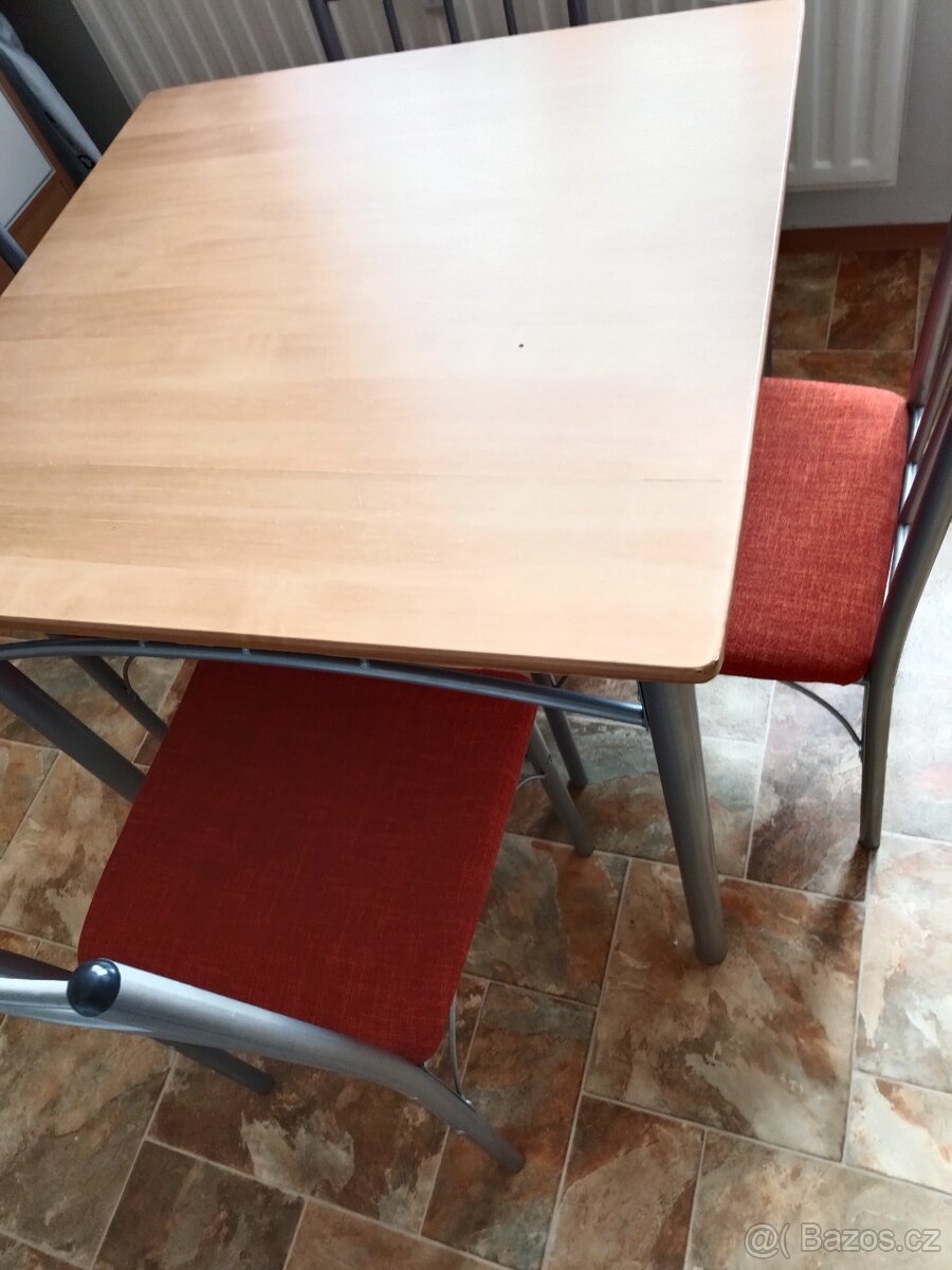 Stůl se 4 židlemi - 4