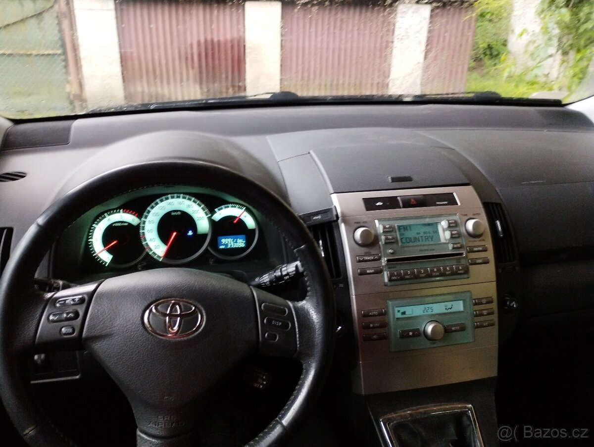 Prodám Toyota Corolla Verso - 4