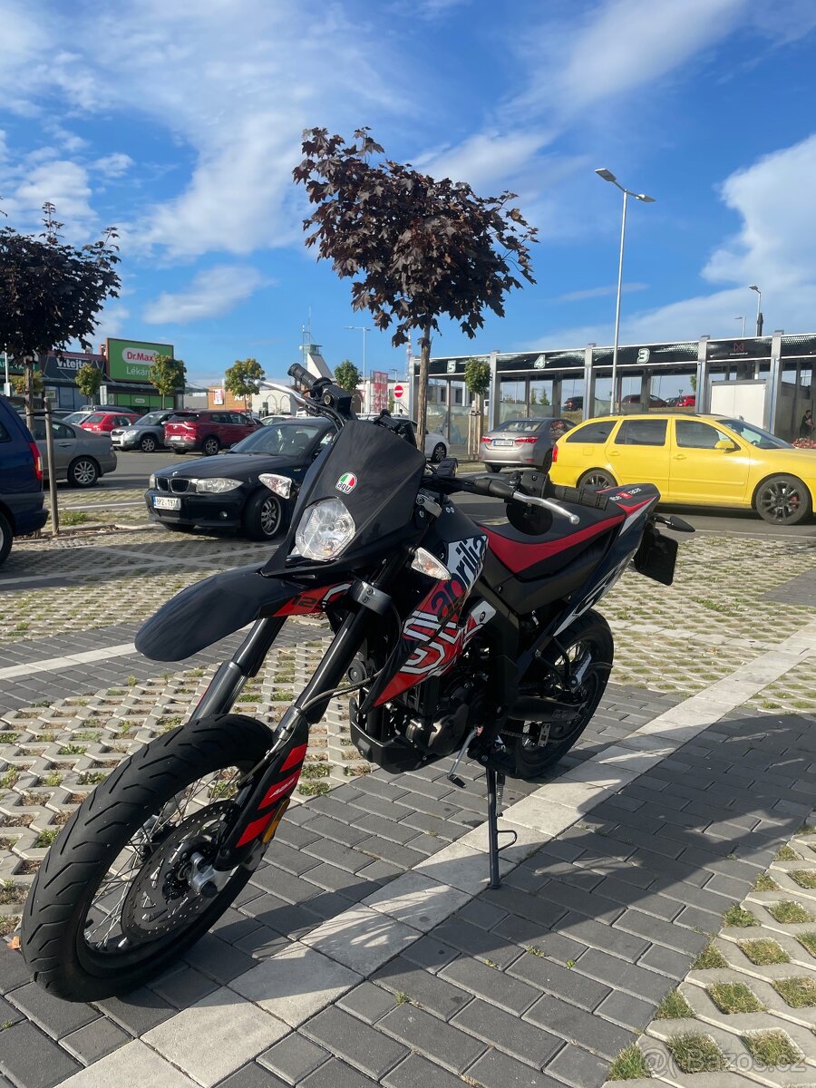 APRILIA SX 125 (2024) ABS S LADĚNÝM VÝFUKEM