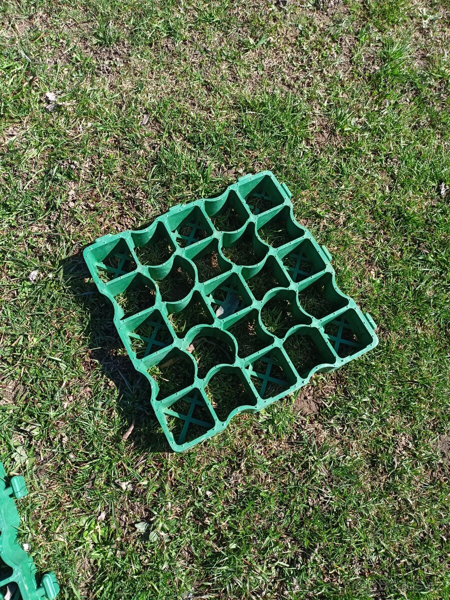 Prodám plastové zatravnovace - 4