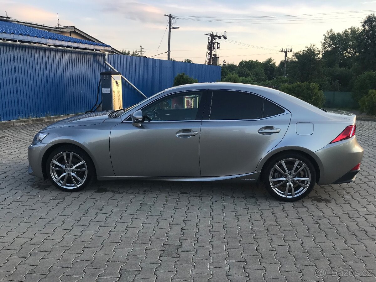 Lexus IS300h - 4
