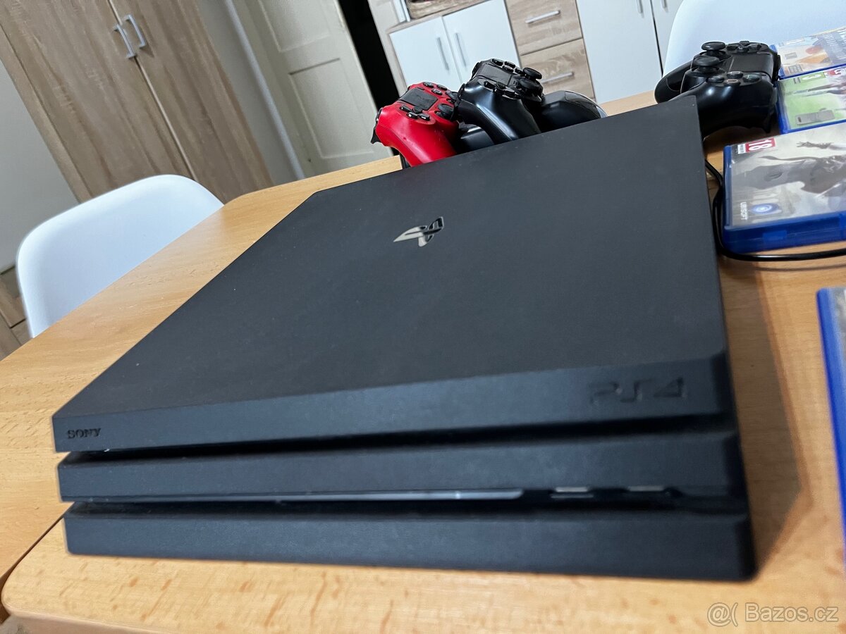 PlayStation 4 Pro 1TB + 3 ovladače + 9 her - 4