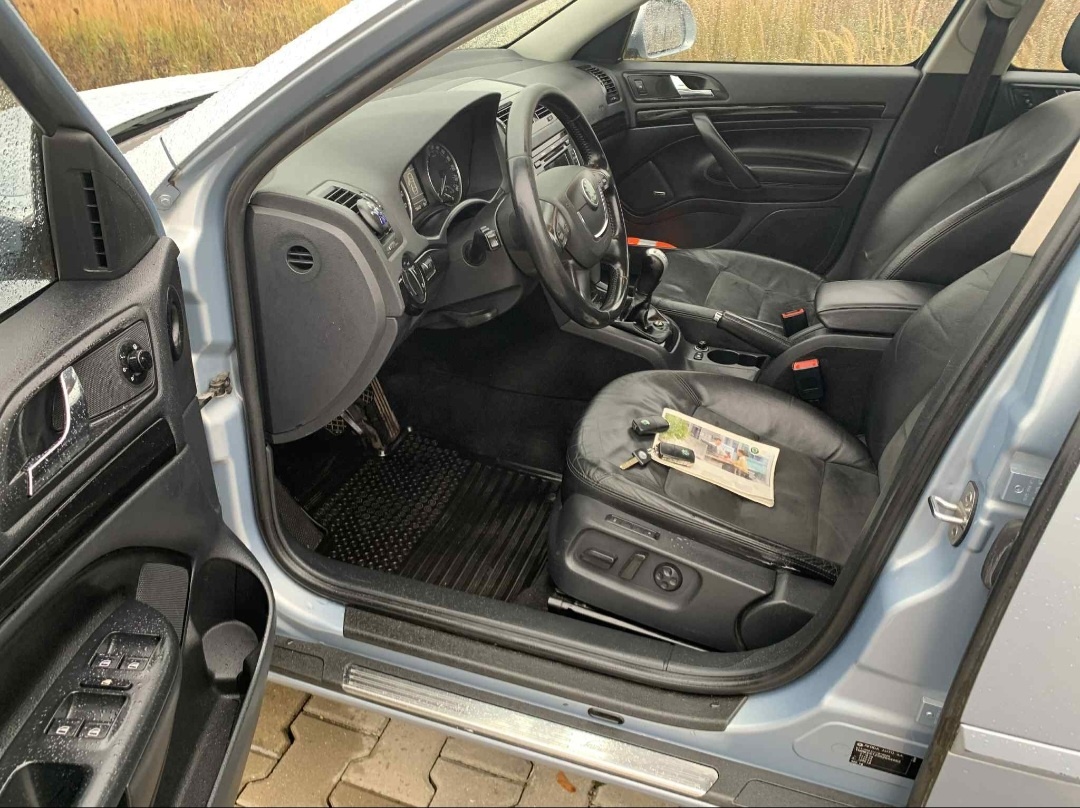 Prodám octavii 2 facelift 2009 2.0 TDI 103KW L&K nová stk - 4