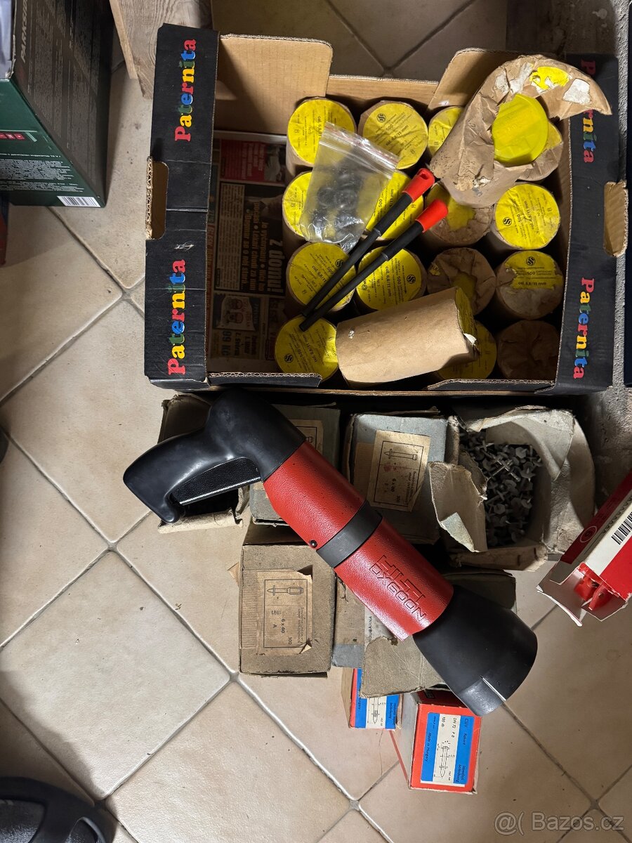 Hilti vstřelovací pistol + náboje a hřeby - 4