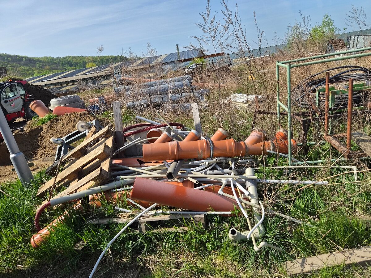 Různí kovový material - 4