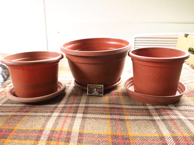 Velké pevné plastové květináče s miskami 13 + 5 ks - 4