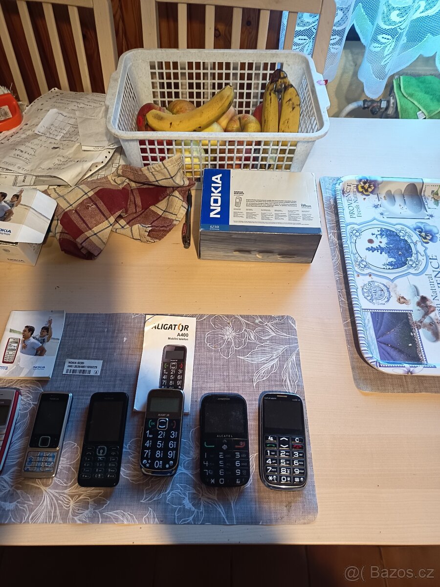 Prodám staré tlačítkové mobily Nokia,Alkatel - 4