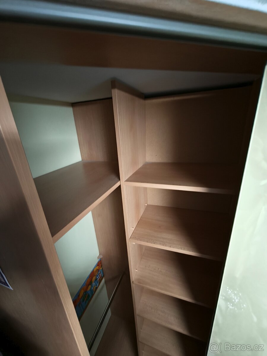 Rohová vestavěná skříň - 4