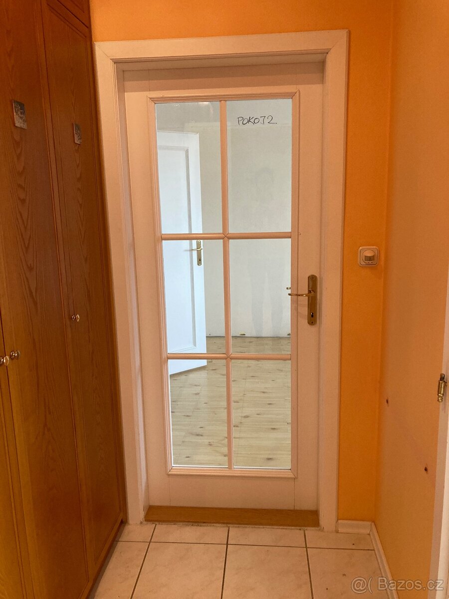 Sada interiérových dveří - dřevěné, bílé, některé prosklené - 4