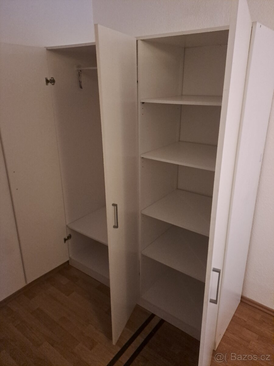 Gauč, lednice, šatní skříň, stůl, stolky, vše ZA ODVOZ - 4