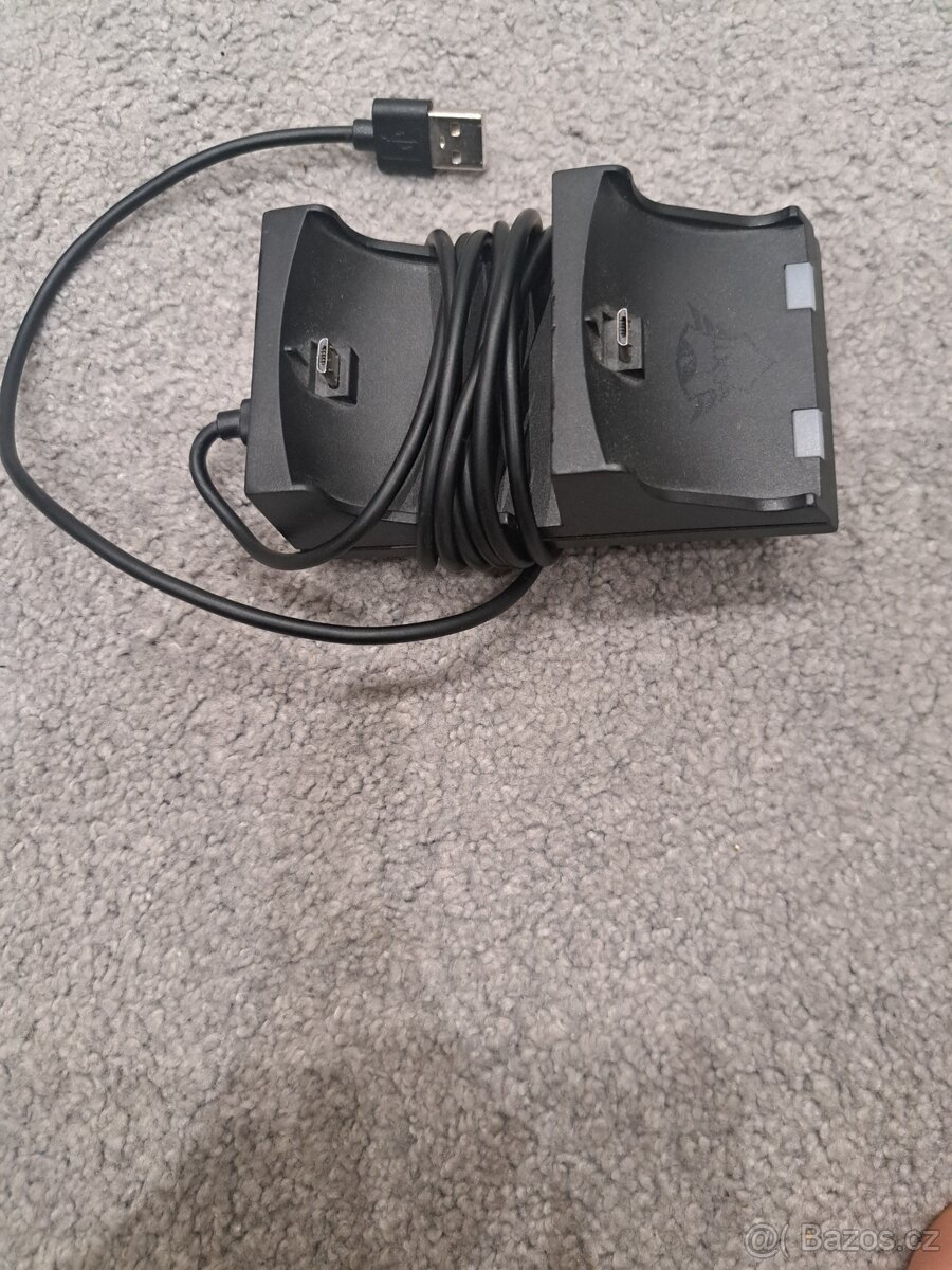 PS4 PRO + nějaké hry a nabíječka - 4