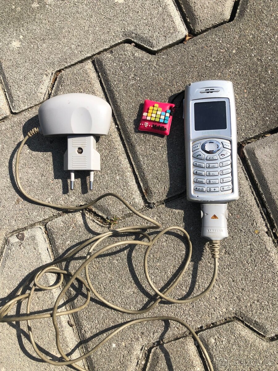 Staré mobily a příslušenství - 4