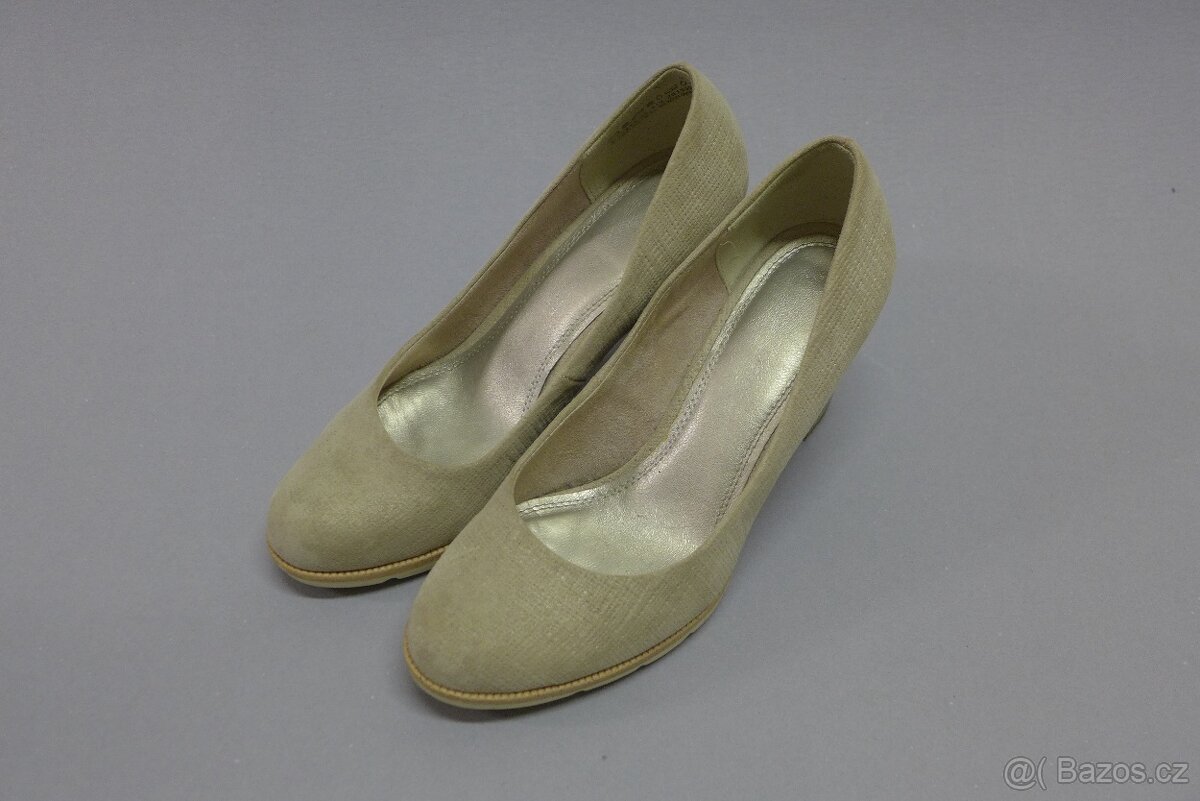 Nenošené světlé boty na podpadku. - 4