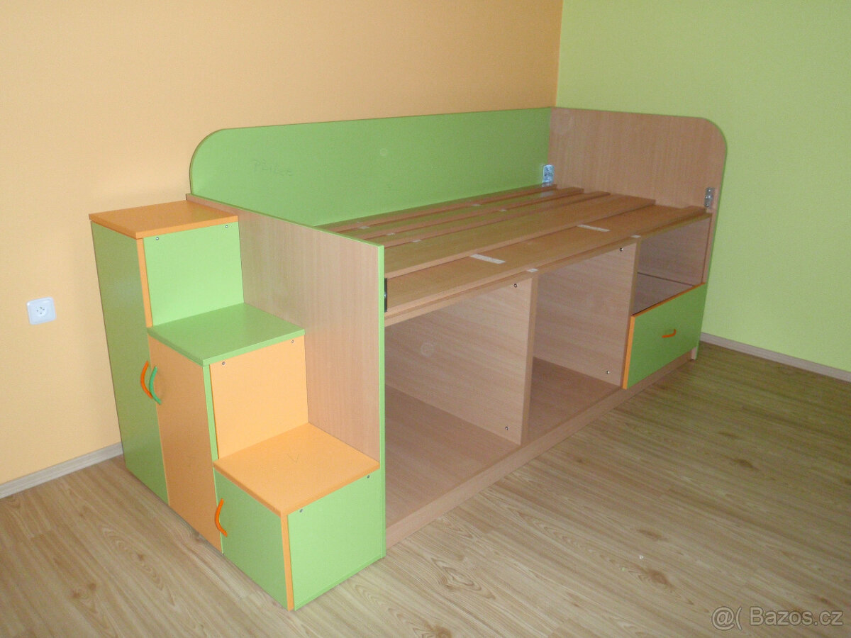 Postel se 6 šuplíky a schody, možnost prodeje i stolu, skříň - 4