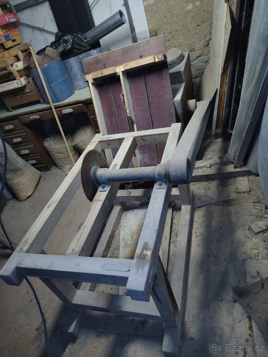 Starý nábytek a cirkulárka - 4
