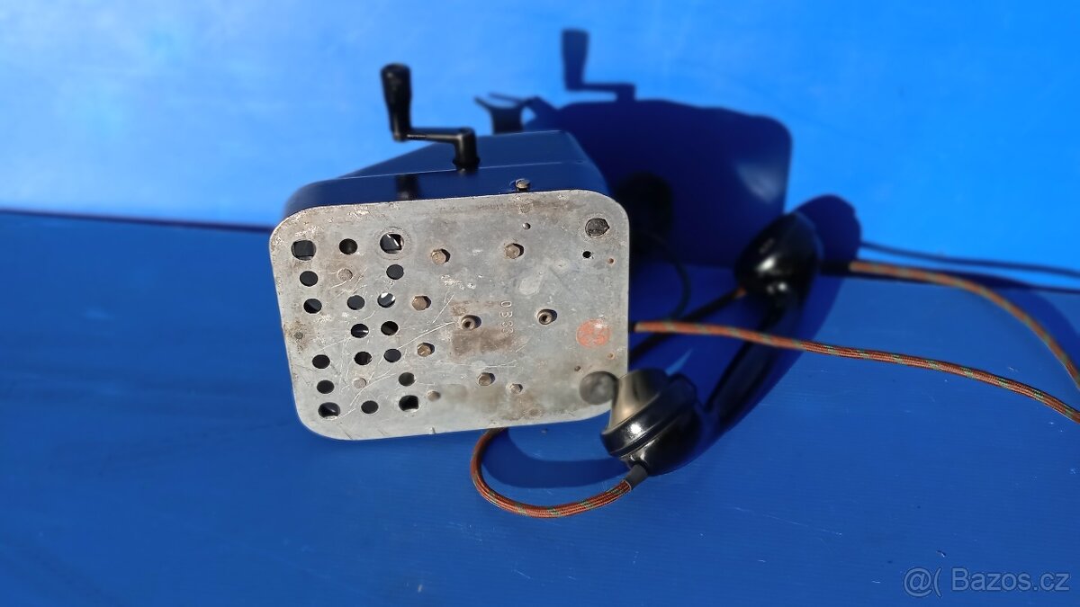 Historický retro telefon s kličkou. - 4