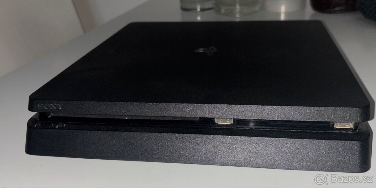 PlayStation 4 (PS4) s ovladačem - 4