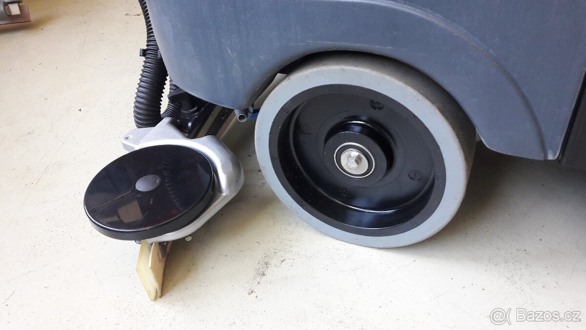 Podlahový mycí stroj Nilfisk BR 652 se sedící obsluhou - 4