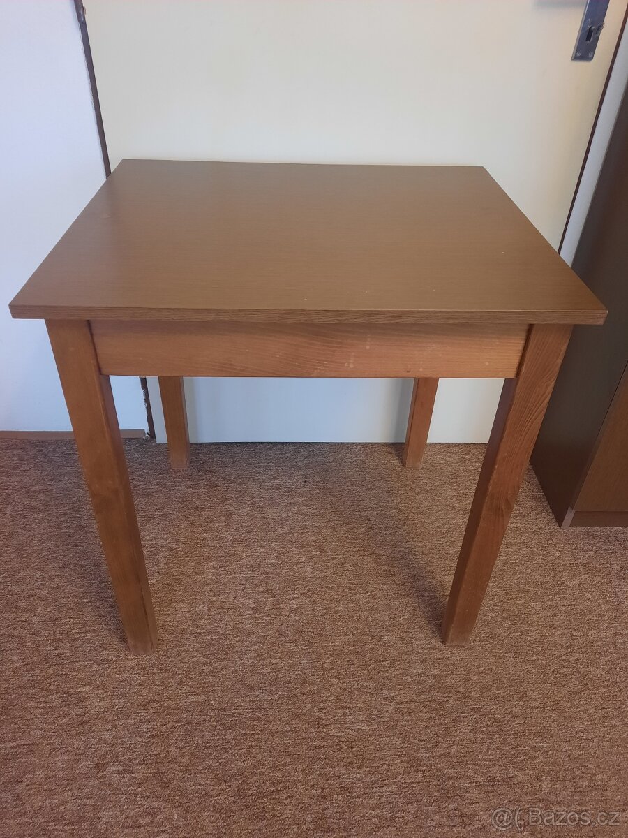 2 čalouněné židle a menší stůl - 4