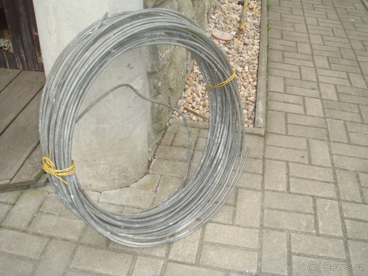 Plotové sloupky,zbytky oplocení. - 4