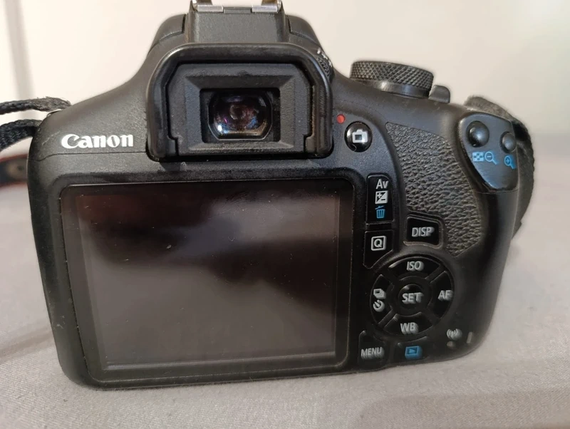 Canon EOS 2000D + EF-S 75-300mm - 4