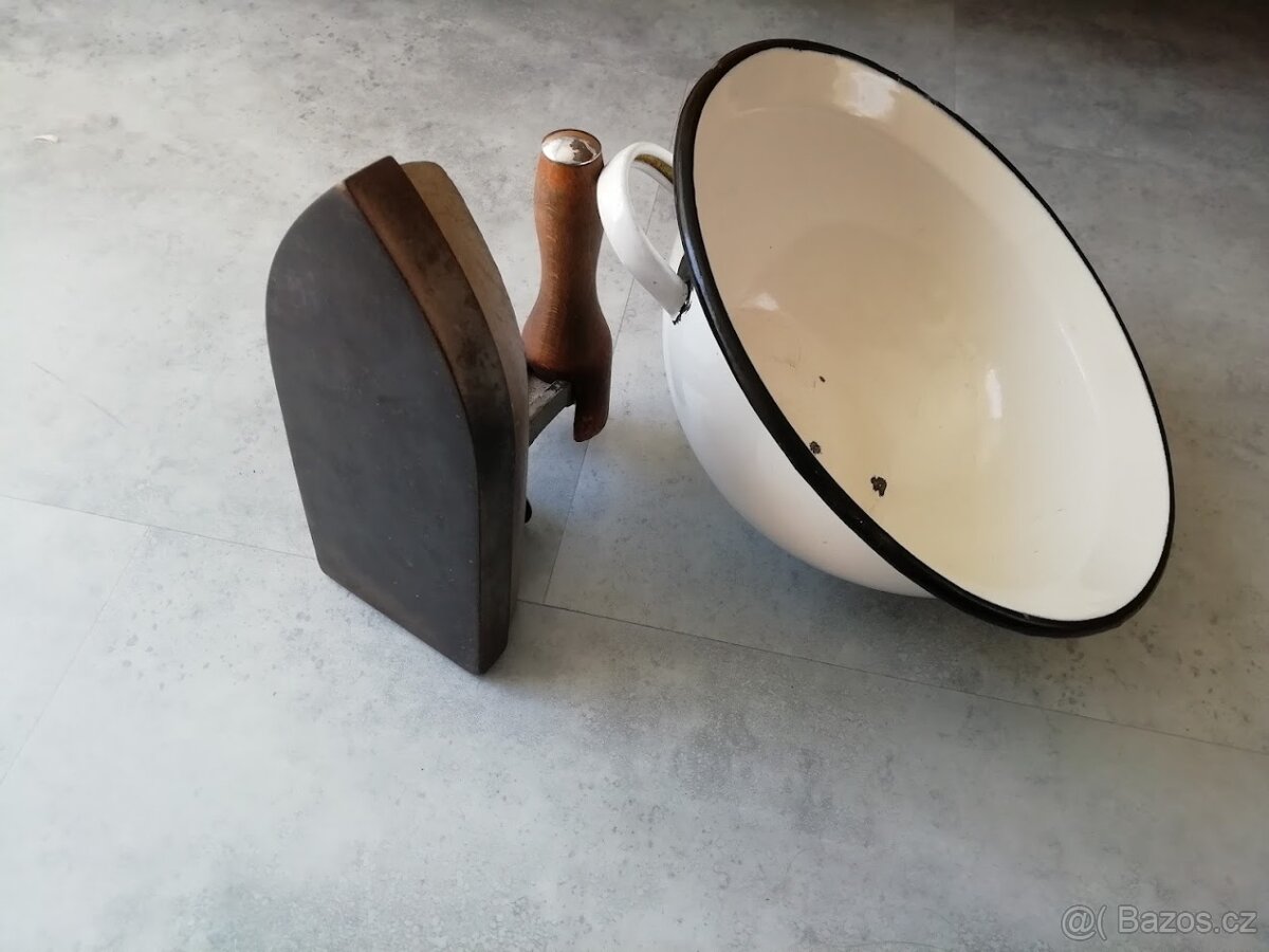 Stará krejčovská žehlička a smaltovaná mísa na zadělávání - 4