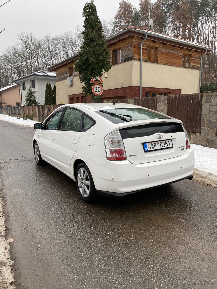 Toyota Prius Hybrid - 4