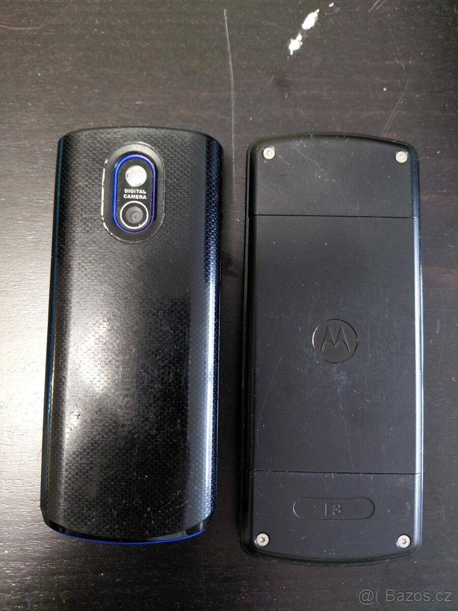 3x mobilní telefon - 4